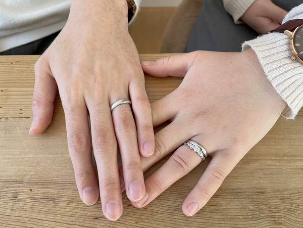 結婚指輪と婚約指輪をはめた男女の手