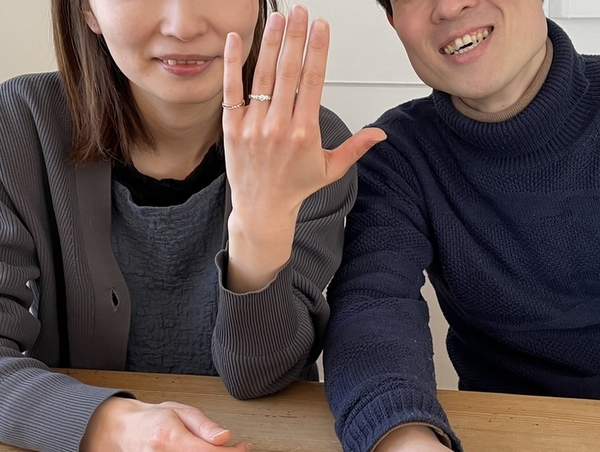 婚約指輪をはめた女性の手と男性