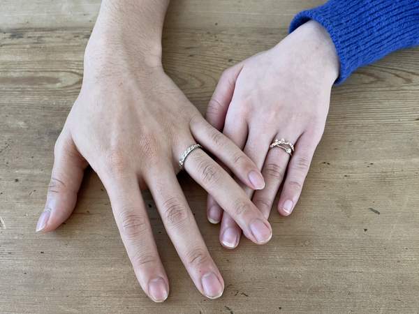 結婚指輪をはめた男女の手アップ