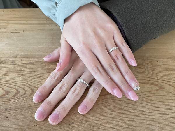 結婚指輪をはめたカップルの手
