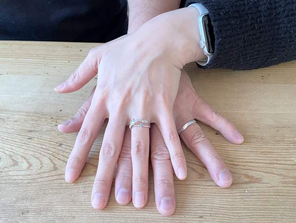 結婚指輪をしたカップルの手