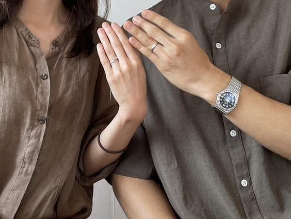 結婚指輪をはめた男女の手