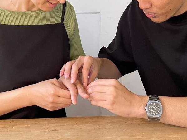 女性に指輪をはめる男性