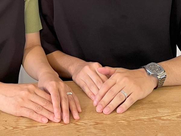 結婚指輪と婚約指輪を着けた男女の手