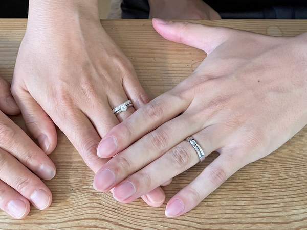 結婚指輪と婚約指輪を着けた男女の手