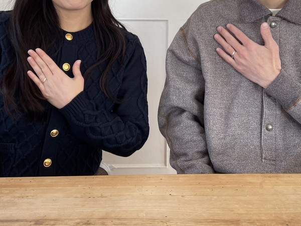 結婚指輪をはめた男女の手元