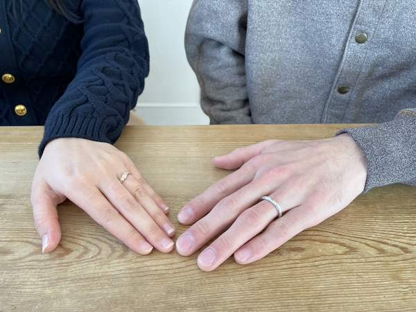 結婚指輪をはめた男女の手元