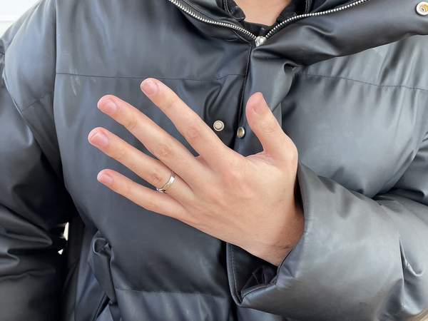 結婚指輪をはめた男性の手