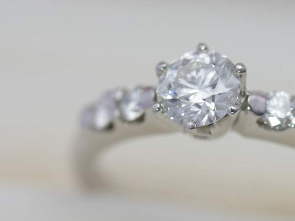Pt900の婚約指輪に石留されたダイヤモンド