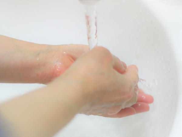 水道水で手を洗う