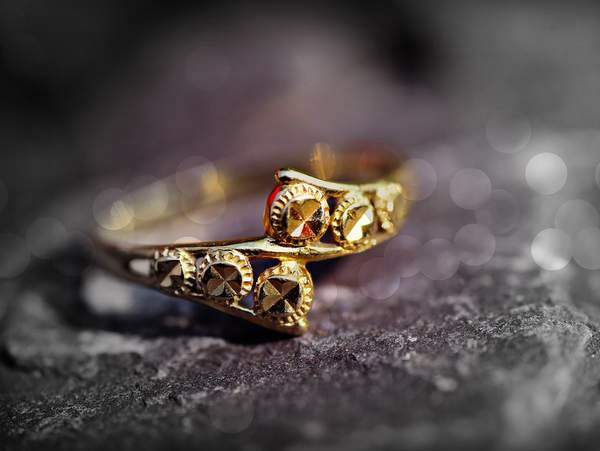 金に宝石が入った結婚指輪