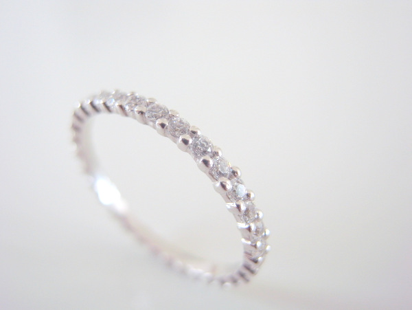 ダイヤモンドが全周に留められたプラチナの結婚指輪