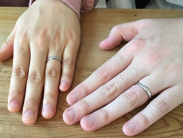 オーダーメイドでお作りした結婚指輪をはめたカップルの手