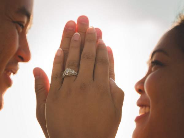 こちらのカップルは左手薬指に結婚指輪と婚約指輪を重ねづけ