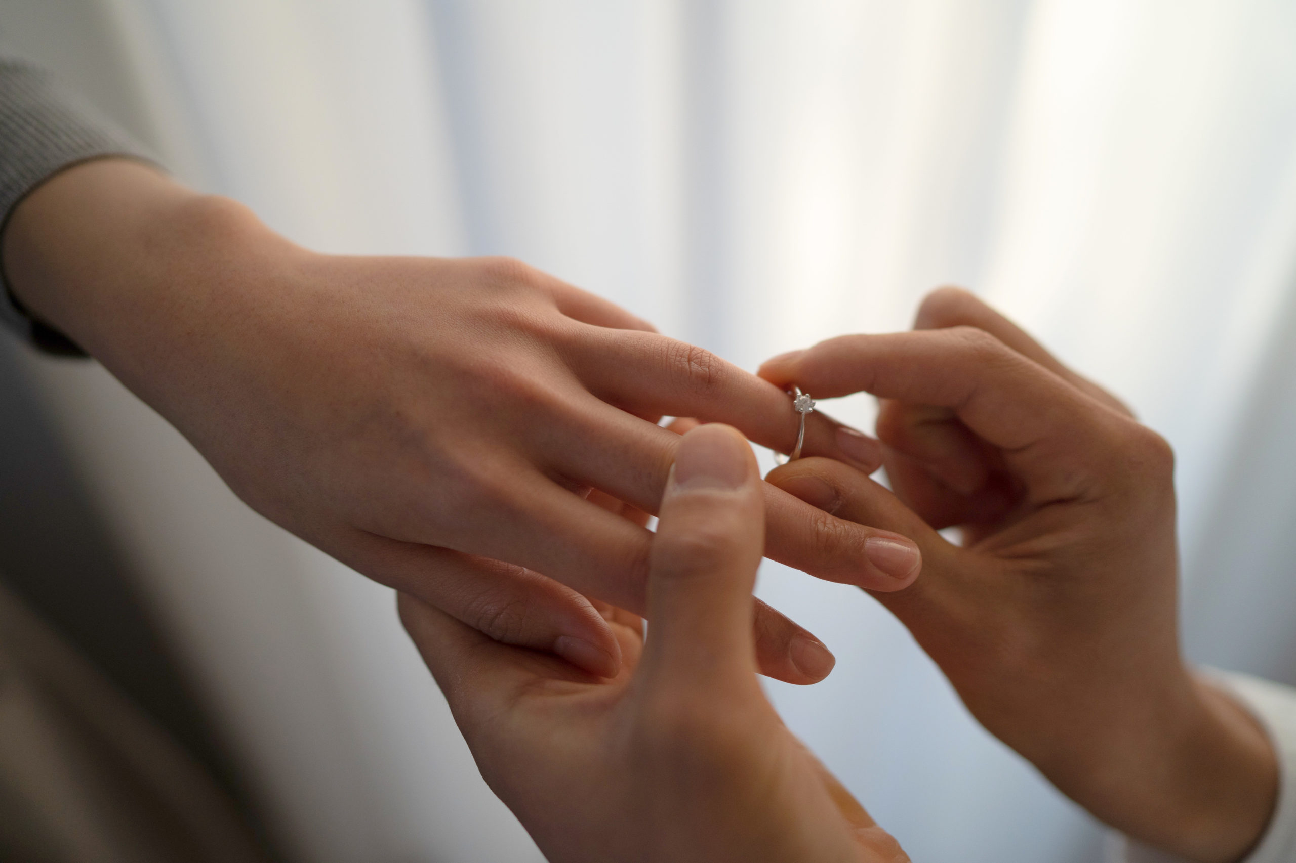 婚約指輪の女性の手と男性の手