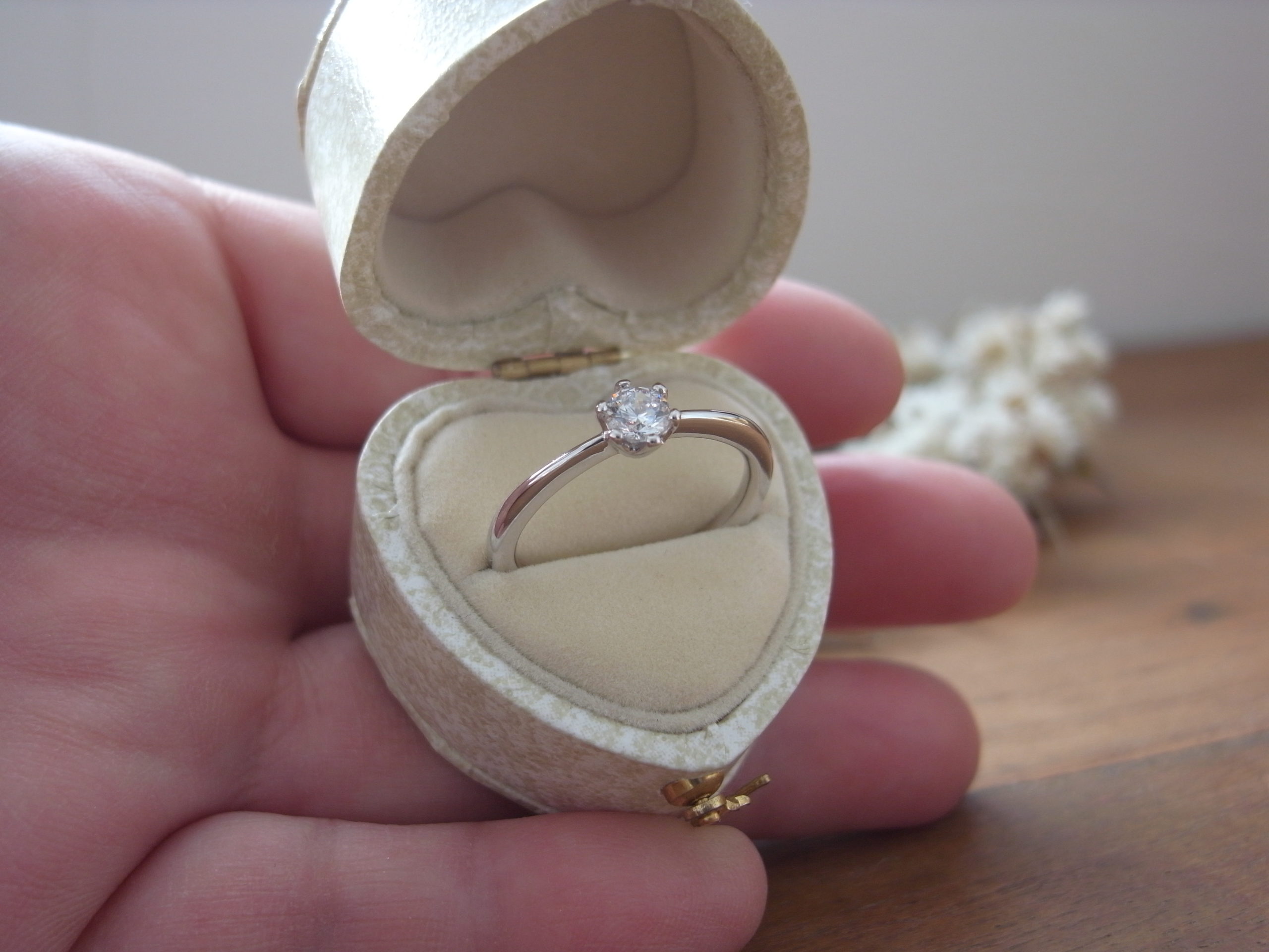 婚約指輪と婚約指輪ケース